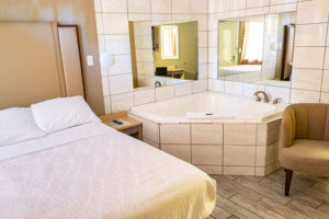 whirlpool tub suite with one guest bed